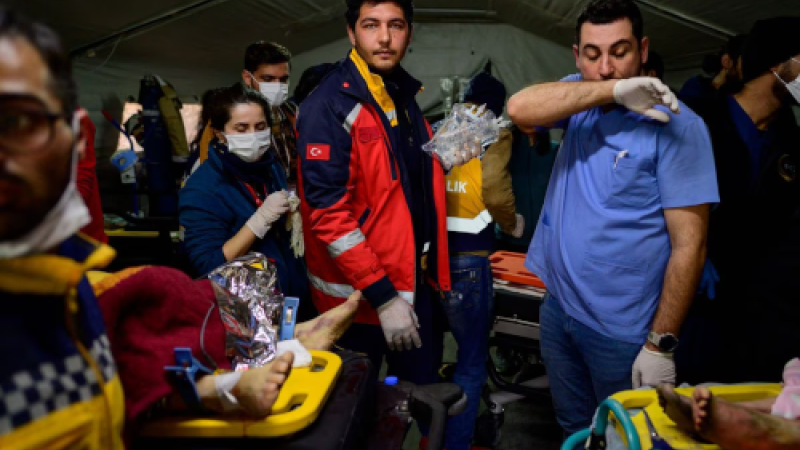 Rescatistas atienden a víctimas heridas en el terremoto en un hospital de campaña en Hatay, Turquía