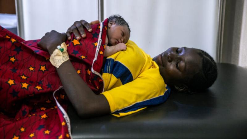 foto_msf_madre_con_su_bebe_instalaciones_msf_batangafo