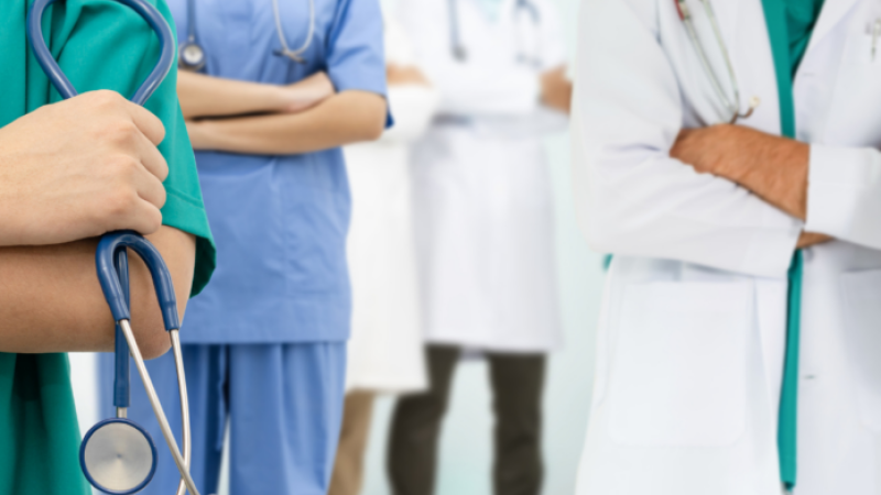 medicos_brazos_cruzados