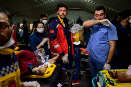 Rescatistas atienden a víctimas heridas en el terremoto en un hospital de campaña en Hatay, Turquía